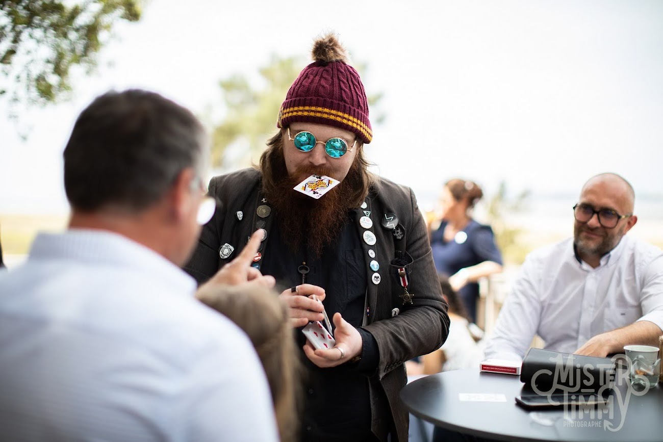 Magicien avec une carte à la bouche